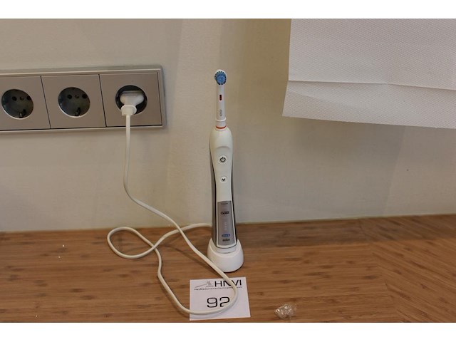 Elektrische tandenborstel braun oral b 3762 met oplader. - afbeelding 1 van  2