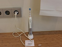 Elektrische tandenborstel braun oral b 3762 met oplader. - afbeelding 1 van  2
