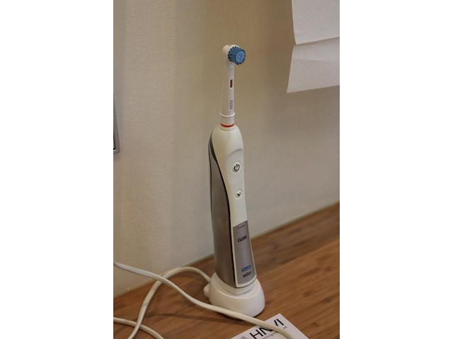 Elektrische tandenborstel braun oral b 3762 met oplader. - afbeelding 2 van  2