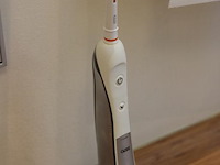 Elektrische tandenborstel braun oral b 3762 met oplader. - afbeelding 2 van  2