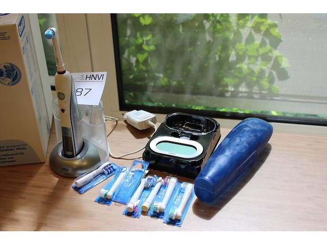 Elektrische tandenborstel braun oral b triumph met diverse hulpstukken en lader. - afbeelding 1 van  3