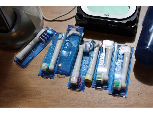 Elektrische tandenborstel braun oral b triumph met diverse hulpstukken en lader. - afbeelding 2 van  3