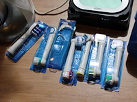 Elektrische tandenborstel braun oral b triumph met diverse hulpstukken en lader. - afbeelding 2 van  3
