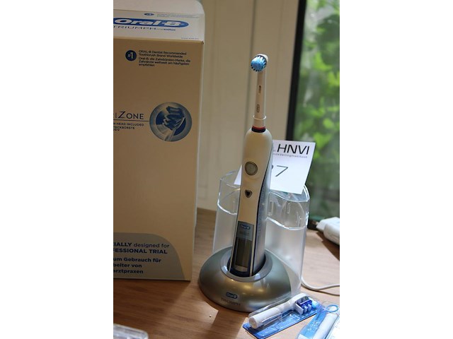 Elektrische tandenborstel braun oral b triumph met diverse hulpstukken en lader. - afbeelding 3 van  3