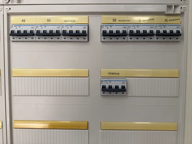 Elektrische verdeelkast, hager, fg26w / 634503, grijs/wit, 2000, met automaten en 400a hoofdschakelaar - afbeelding 2 van  13