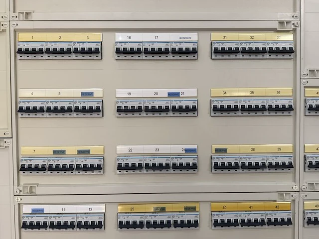 Elektrische verdeelkast, hager, fg26w / 634503, grijs/wit, 2000, met automaten en 400a hoofdschakelaar - afbeelding 8 van  13