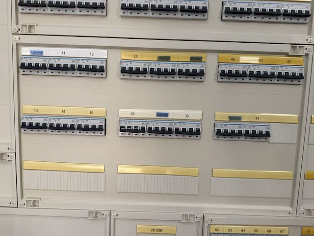 Elektrische verdeelkast, hager, fg26w / 634503, grijs/wit, 2000, met automaten en 400a hoofdschakelaar - afbeelding 9 van  13