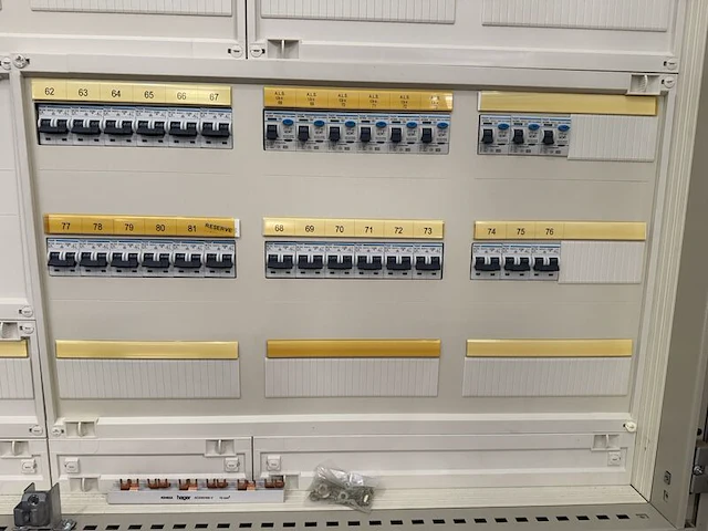 Elektrische verdeelkast, hager, fg26w / 634503, grijs/wit, 2000, met automaten en 400a hoofdschakelaar - afbeelding 12 van  13