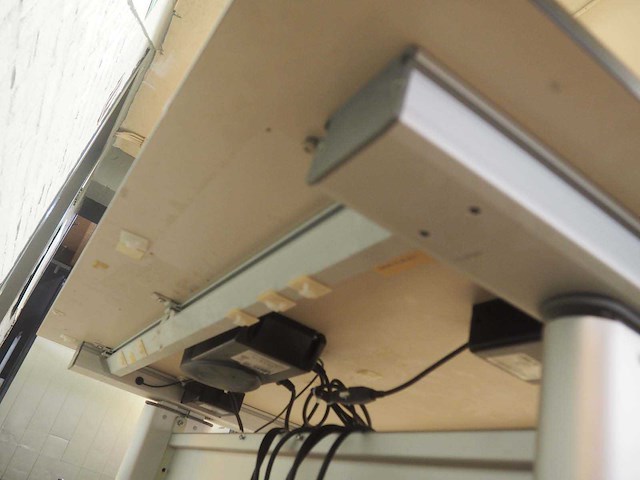Elektrische verstelbare esd werktafel - afbeelding 7 van  8
