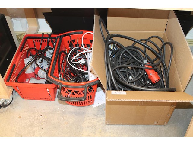 Elektromaterialen in 3 dozen w.o. krachtstroom verlengkabels, verloopkabels en aansluitkabels. - afbeelding 1 van  4
