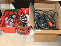 Elektromaterialen in 3 dozen w.o. krachtstroom verlengkabels, verloopkabels en aansluitkabels. - afbeelding 1 van  4