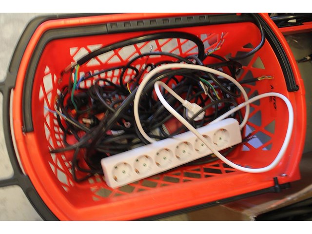 Elektromaterialen in 3 dozen w.o. krachtstroom verlengkabels, verloopkabels en aansluitkabels. - afbeelding 2 van  4