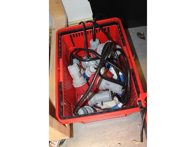 Elektromaterialen in 3 dozen w.o. krachtstroom verlengkabels, verloopkabels en aansluitkabels. - afbeelding 3 van  4
