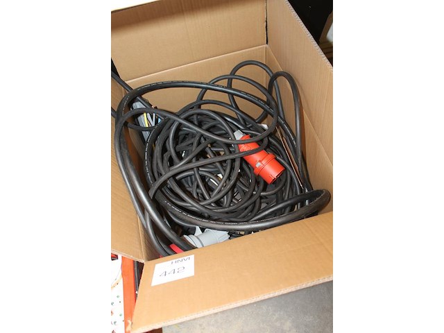 Elektromaterialen in 3 dozen w.o. krachtstroom verlengkabels, verloopkabels en aansluitkabels. - afbeelding 4 van  4