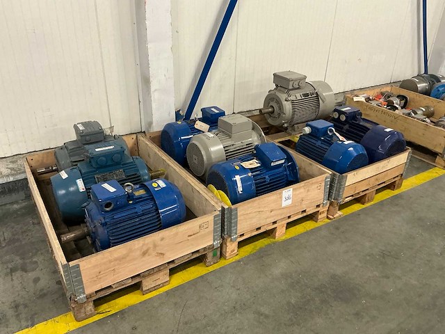 Elektromotor (9x) - afbeelding 1 van  4