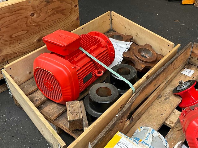 Elektromotor en kettingtandwielen - afbeelding 1 van  5
