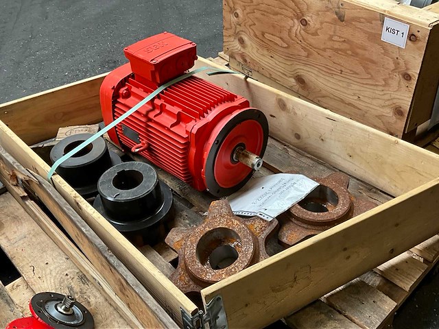 Elektromotor en kettingtandwielen - afbeelding 4 van  5