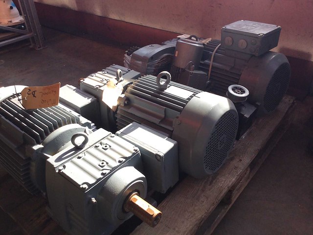 Elektromotoren met. vertraging (4x) - afbeelding 1 van  6