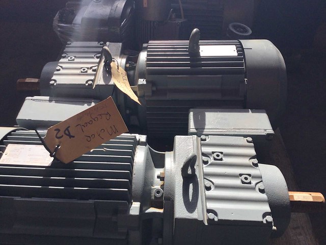 Elektromotoren met. vertraging (4x) - afbeelding 2 van  6