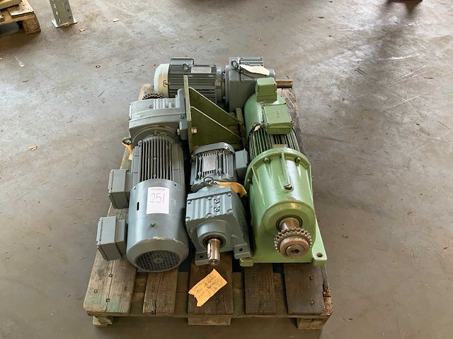 Elektromotoren met vertraging (4x) - afbeelding 1 van  5