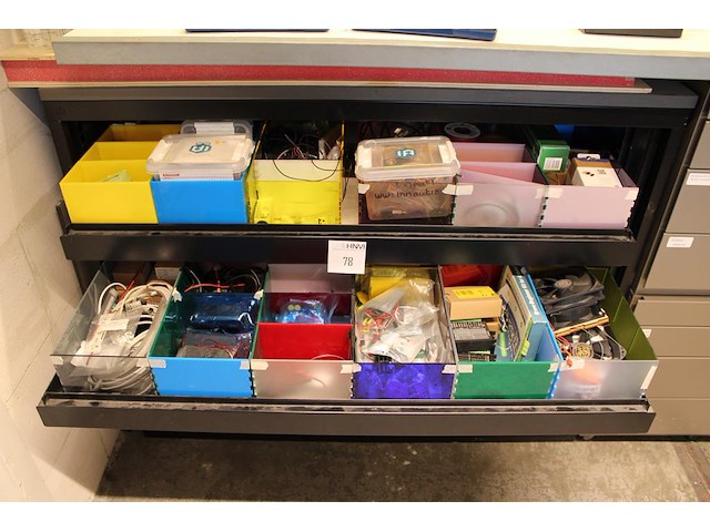 Elektronica en prototype materialen in twee lades w.o. starter kits, breadbords en kabels. - afbeelding 1 van  4