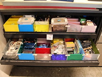 Elektronica en prototype materialen in twee lades w.o. starter kits, breadbords en kabels. - afbeelding 1 van  4