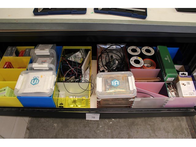 Elektronica en prototype materialen in twee lades w.o. starter kits, breadbords en kabels. - afbeelding 2 van  4