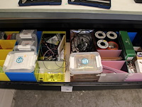 Elektronica en prototype materialen in twee lades w.o. starter kits, breadbords en kabels. - afbeelding 2 van  4