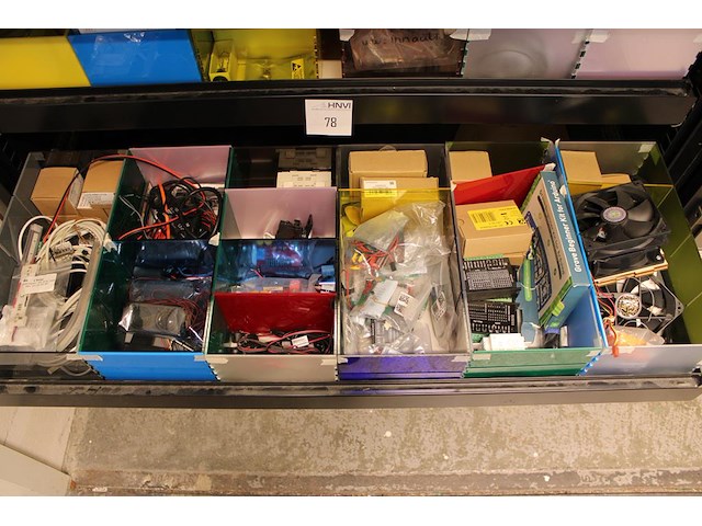 Elektronica en prototype materialen in twee lades w.o. starter kits, breadbords en kabels. - afbeelding 3 van  4