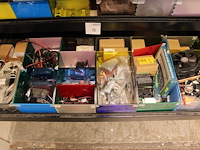 Elektronica en prototype materialen in twee lades w.o. starter kits, breadbords en kabels. - afbeelding 3 van  4