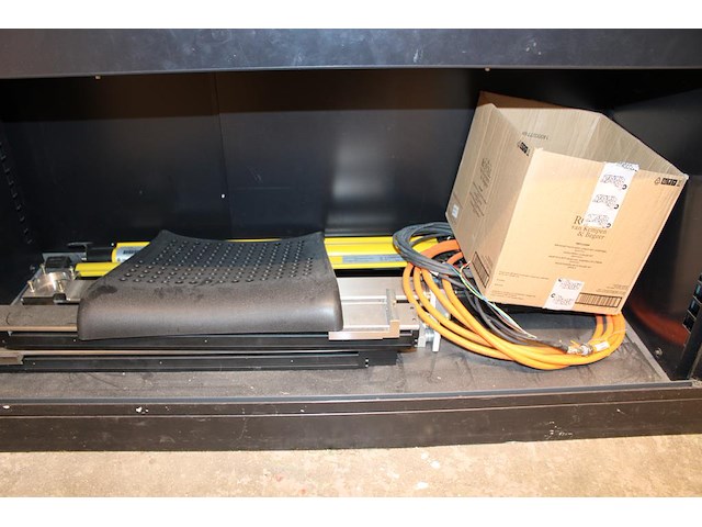 Elektronica en prototype materialen in twee lades w.o. starter kits, breadbords en kabels. - afbeelding 4 van  4