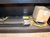 Elektronica en prototype materialen in twee lades w.o. starter kits, breadbords en kabels. - afbeelding 4 van  4