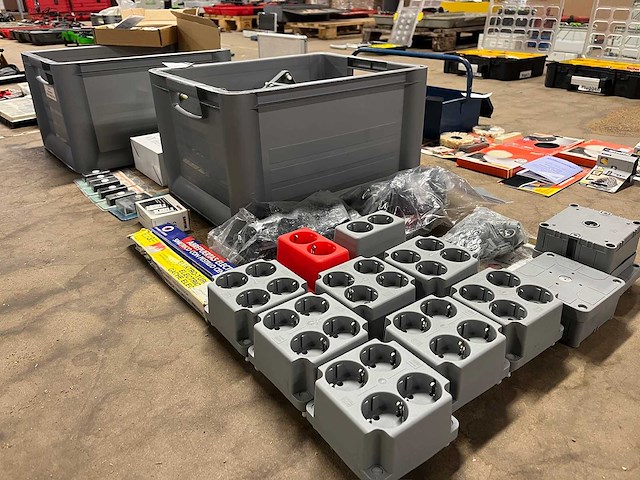 Elektronica en schakelmateriaal (60x) - afbeelding 1 van  9