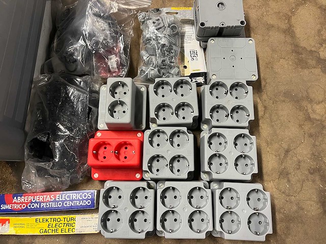 Elektronica en schakelmateriaal (60x) - afbeelding 2 van  9