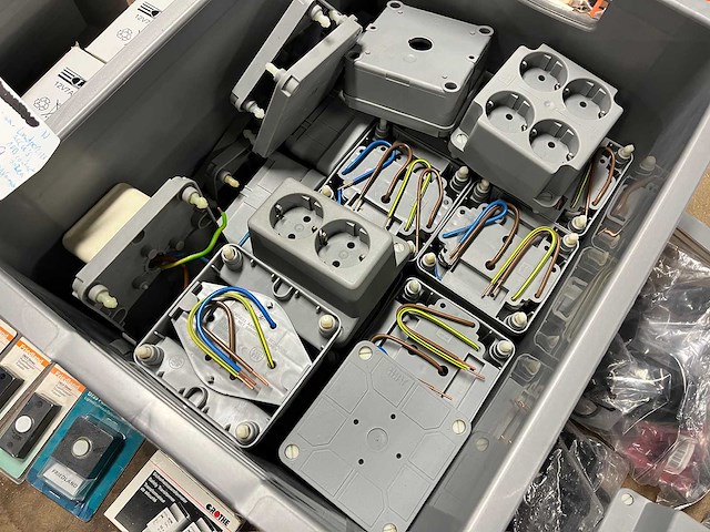 Elektronica en schakelmateriaal (60x) - afbeelding 3 van  9