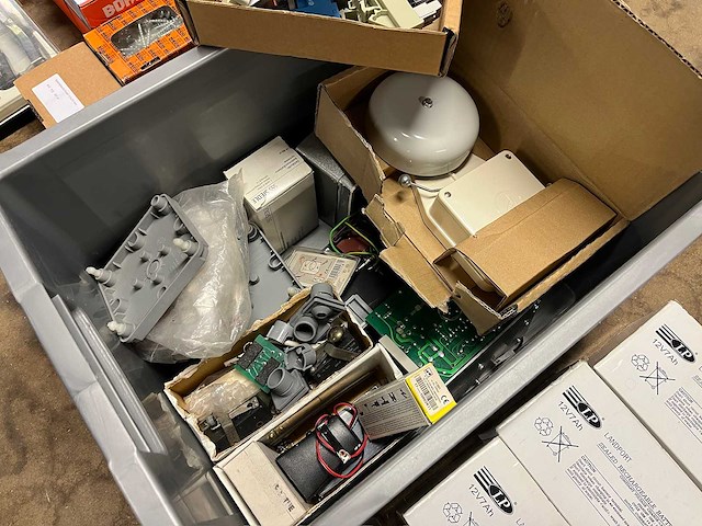 Elektronica en schakelmateriaal (60x) - afbeelding 6 van  9