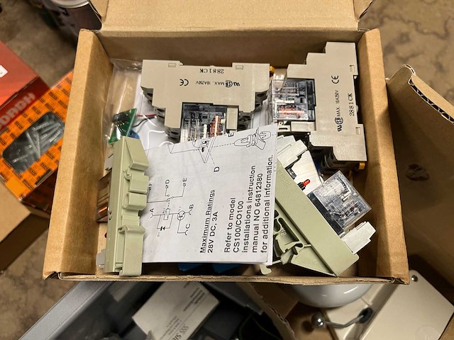 Elektronica en schakelmateriaal (60x) - afbeelding 7 van  9