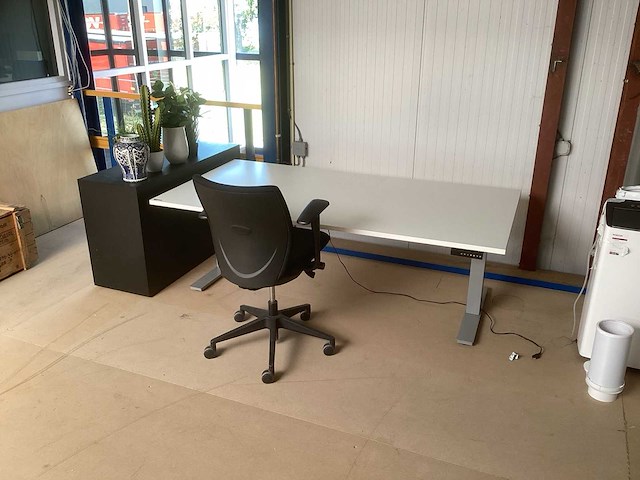 Elektronische bureau tafel met bureaustoel en kast - afbeelding 1 van  6