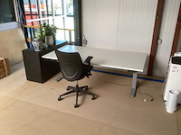 Elektronische bureau tafel met bureaustoel en kast - afbeelding 1 van  6