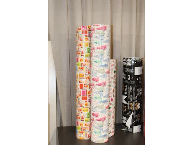 Elf deels aangebroken rollen inpakpapier vnl. kerst en sint - afbeelding 2 van  3