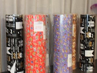 Elf deels aangebroken rollen inpakpapier vnl. kerst en sint - afbeelding 3 van  3