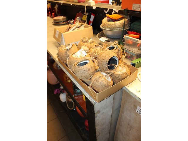 Elf kokodamapotjes. - afbeelding 2 van  2