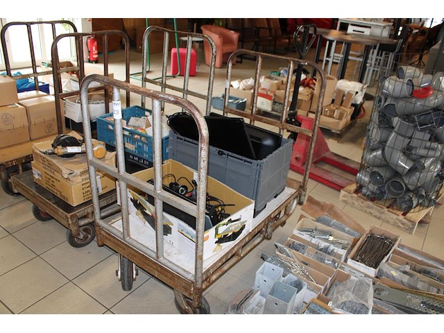 Elf transportkarren met variabele steunen en massieve banden. afmeting 115 x 66 cm. hoogte 110 cm. - afbeelding 1 van  2