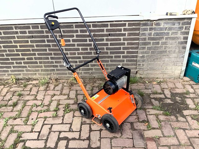 Eliet e401 verticuteermachine - afbeelding 1 van  4