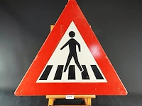 Emaille nederlandse verkeersbord j22, dat waarschuwt voor een nabijgelegen voetgangersoversteekplaats (een zebrapad)