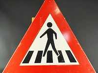 Emaille nederlandse verkeersbord j22, dat waarschuwt voor een nabijgelegen voetgangersoversteekplaats (een zebrapad) - afbeelding 2 van  5