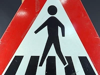 Emaille nederlandse verkeersbord j22, dat waarschuwt voor een nabijgelegen voetgangersoversteekplaats (een zebrapad) - afbeelding 3 van  5