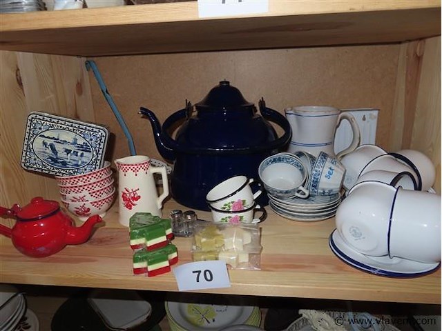 Emaille tassen en pot, keramiek, tandenborstelhouder blik enz…. - afbeelding 1 van  3