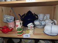 Emaille tassen en pot, keramiek, tandenborstelhouder blik enz…. - afbeelding 1 van  3