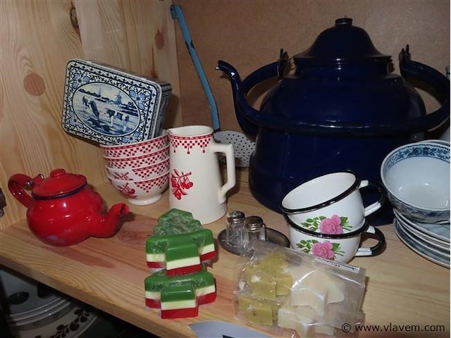 Emaille tassen en pot, keramiek, tandenborstelhouder blik enz…. - afbeelding 2 van  3